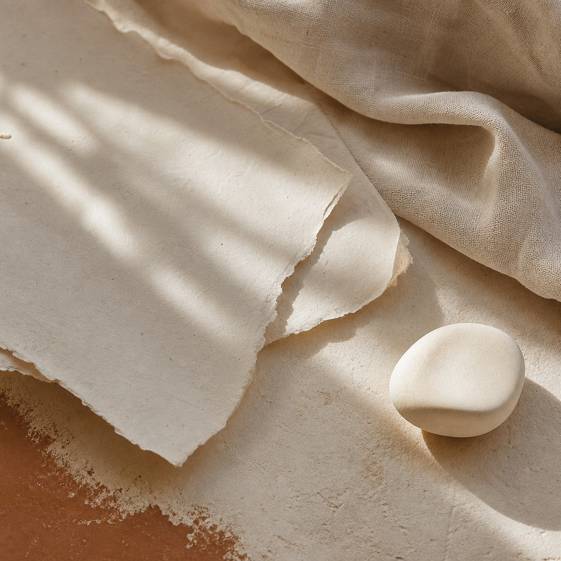 Ručno rađeni papir i lan u jutarnjem svjetlu / Handmade paper and linen in morning light